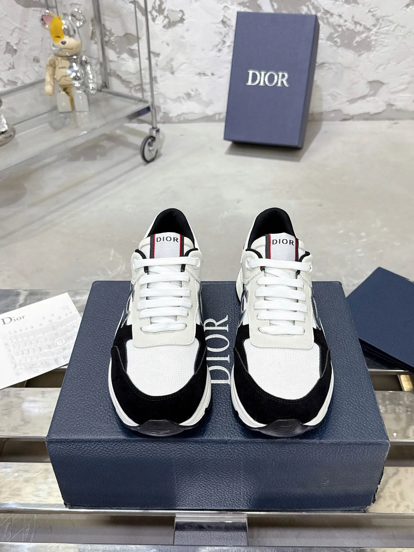 Men's men's shoes💰580💰 Dior Dior's latest color matching B30 series dad sneakers original 17960💰 purchased for development and production Brand new B30 sneakers Dad Shoes style shoes that follow the trend of the retro market The Dior logo on the tongue also indicates that this pair of shoes is the B30 model! B30 uses fine-textured leather and mesh cloth materials to form a shoe body. There are conspicuous letters CD on both sides of the shoe body to indicate identity. Many lines on the shoe body outline details to make the shoes look less monotonous and full of retro flavor. The delivery counter is exquisitely packaged🛍📦 ▪️Fabric: Original customized technical fabric + mesh ▪️Inner lining: Customized breathable lining ▪️Outsole: Original molded IP foam + TPU outsole ▪️Sole thickness: 3.5CM ▪️Size: Men's size 39-46 (Male size 38.45.46 customized)